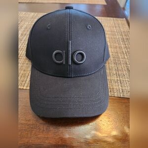 Alo Yoga Performance Off-Duty Cap Black with black letters